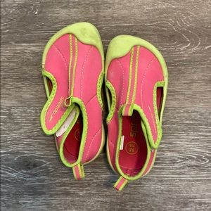 Speedo girls size 7/8 water shoes